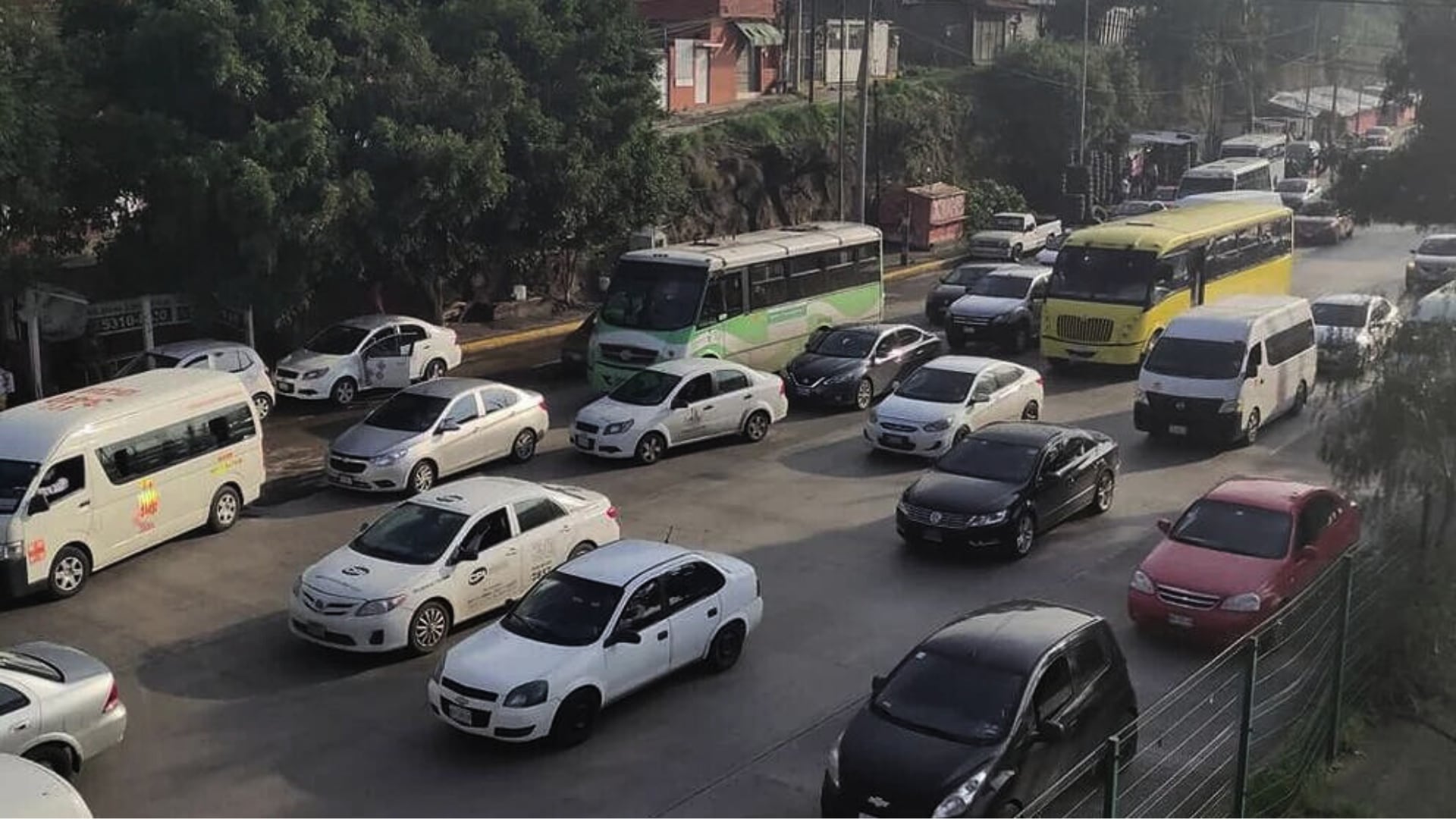 La mala calidad de las gasolinas se refleja en los altos registros de contaminación de los autos y camiones (Foto: Infobae México /Jorge Contreras)