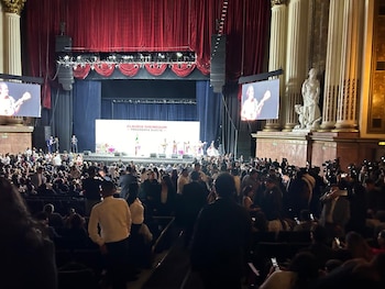 Decenas de personas ya esperan