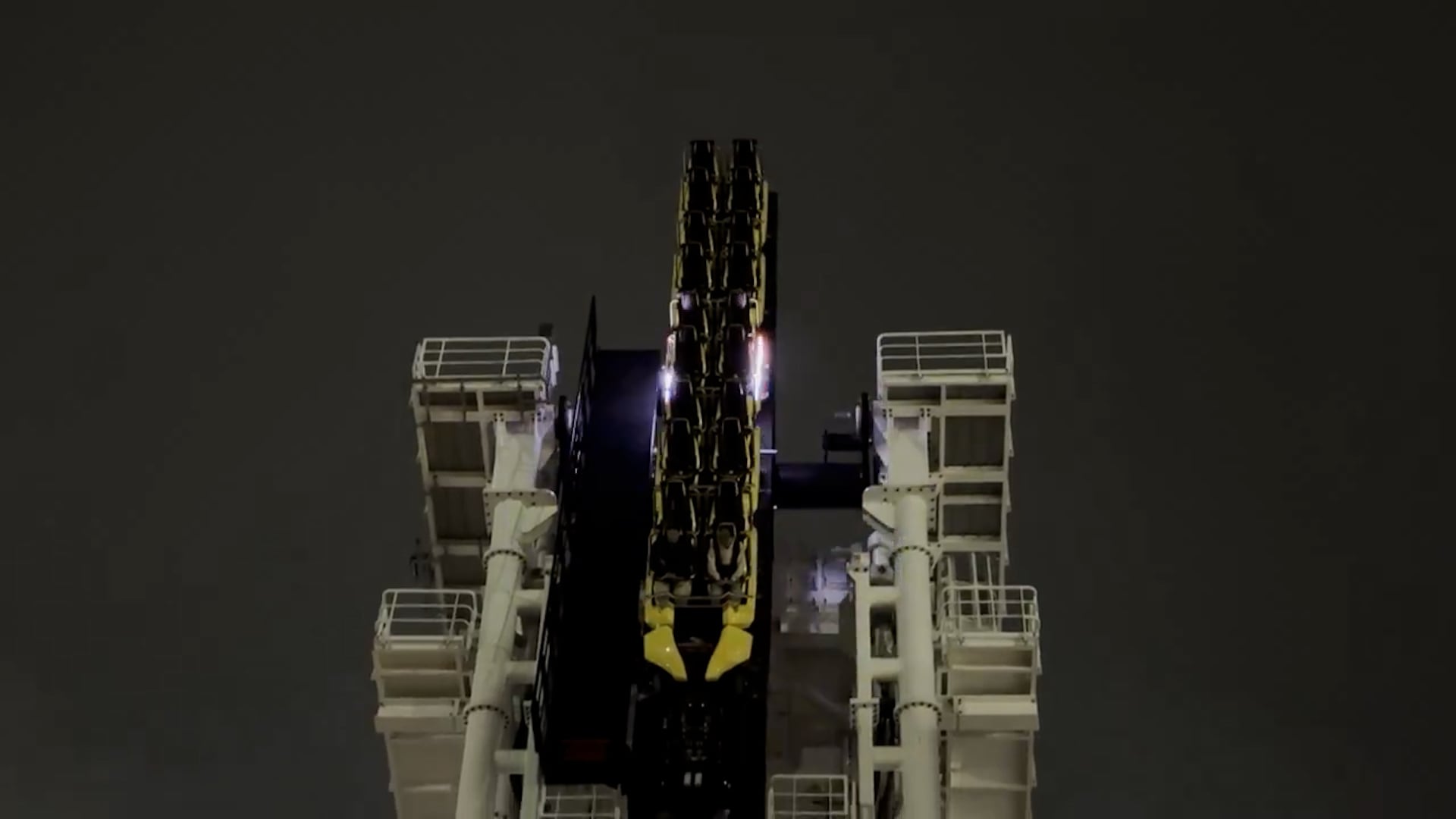 Dos hombres quedaron suspendidos por más de una hora en una montaña rusa tras una falla mecánica