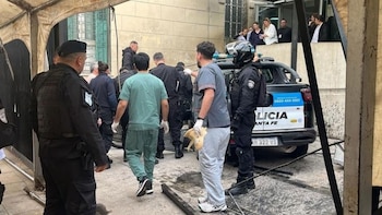 Caos en Santa Fe: un patrullero perdió el control, se incrustó en la guardia de un hospital y hubo cuatro heridos