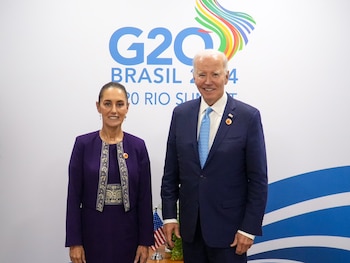 La presidenta de México se reunió por primera vez con el mandatario estadounidense. (X/@Claudiashein)