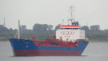 Piratas somalíes tomaron el control de un buque tanque en el Golfo de Adén mientras Irán amenaza con cerrar el mar Rojo