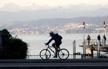 Un hombre va en bicicleta
