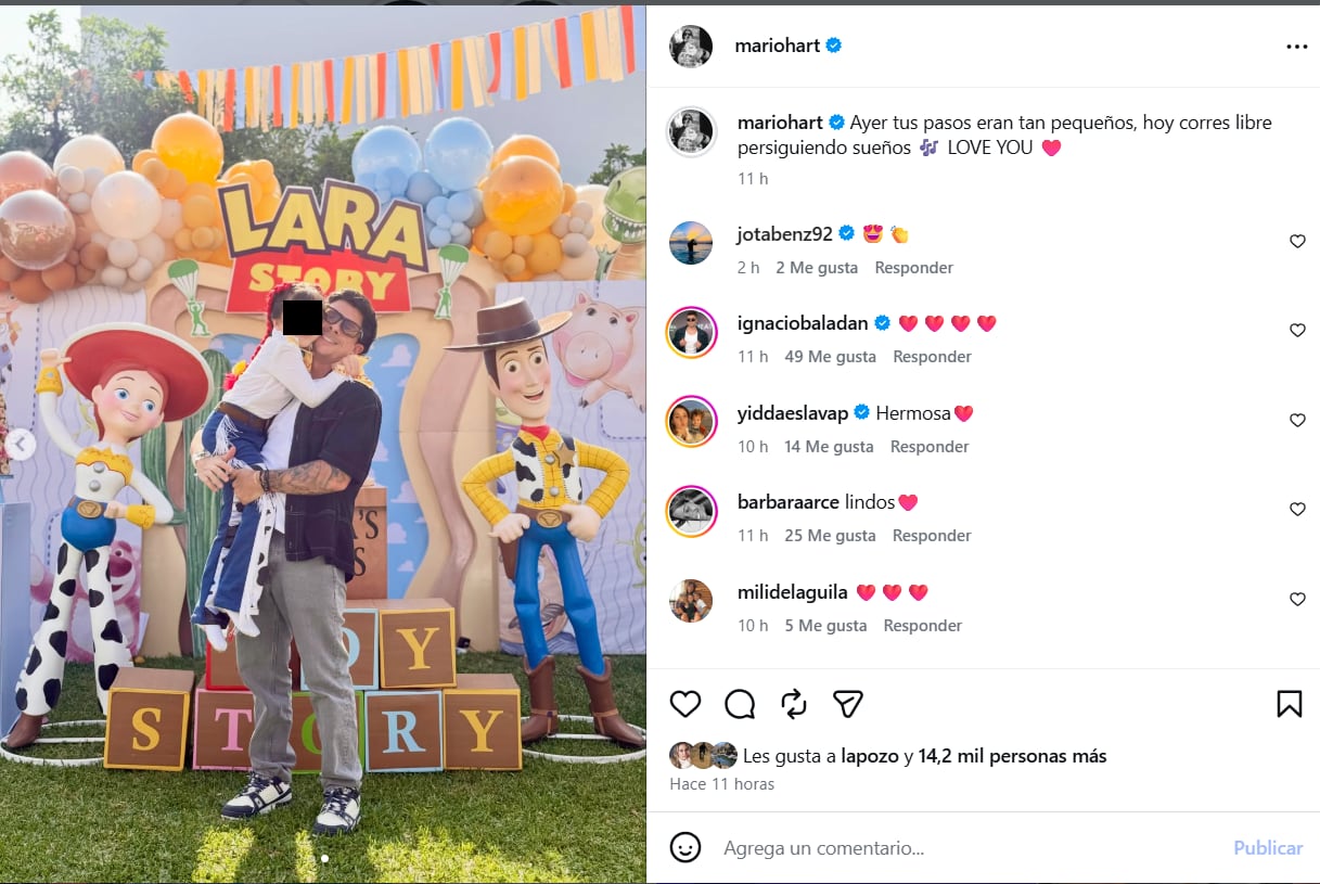 Mario Hart carga a su hija durante la celebración de su cumpleaños con decoración inspirada en la película Toy Story.