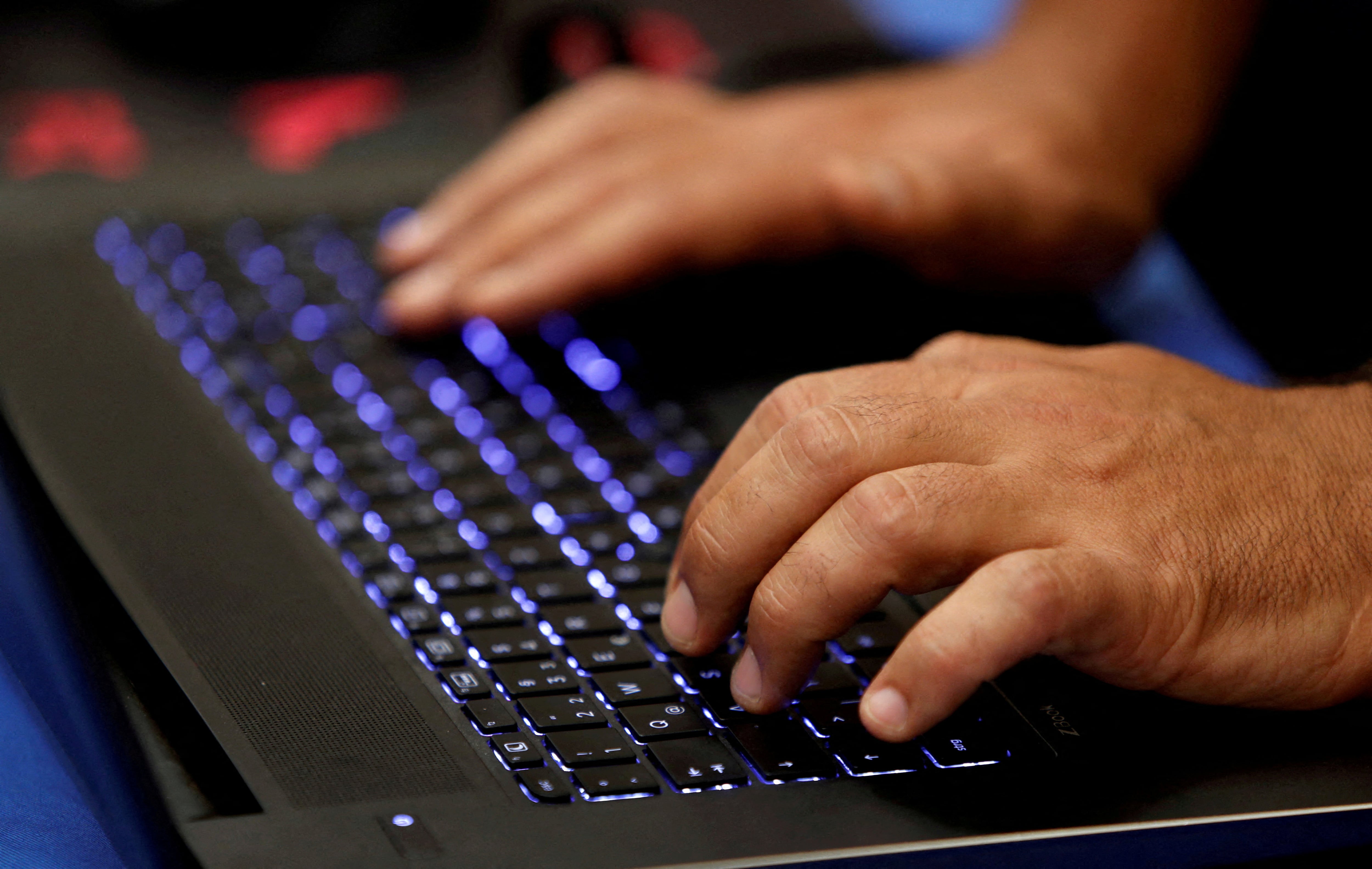 Google demandó a Outsider Enterprise, acusada de operar una red global de estafas digitales con IA. (Reuters)