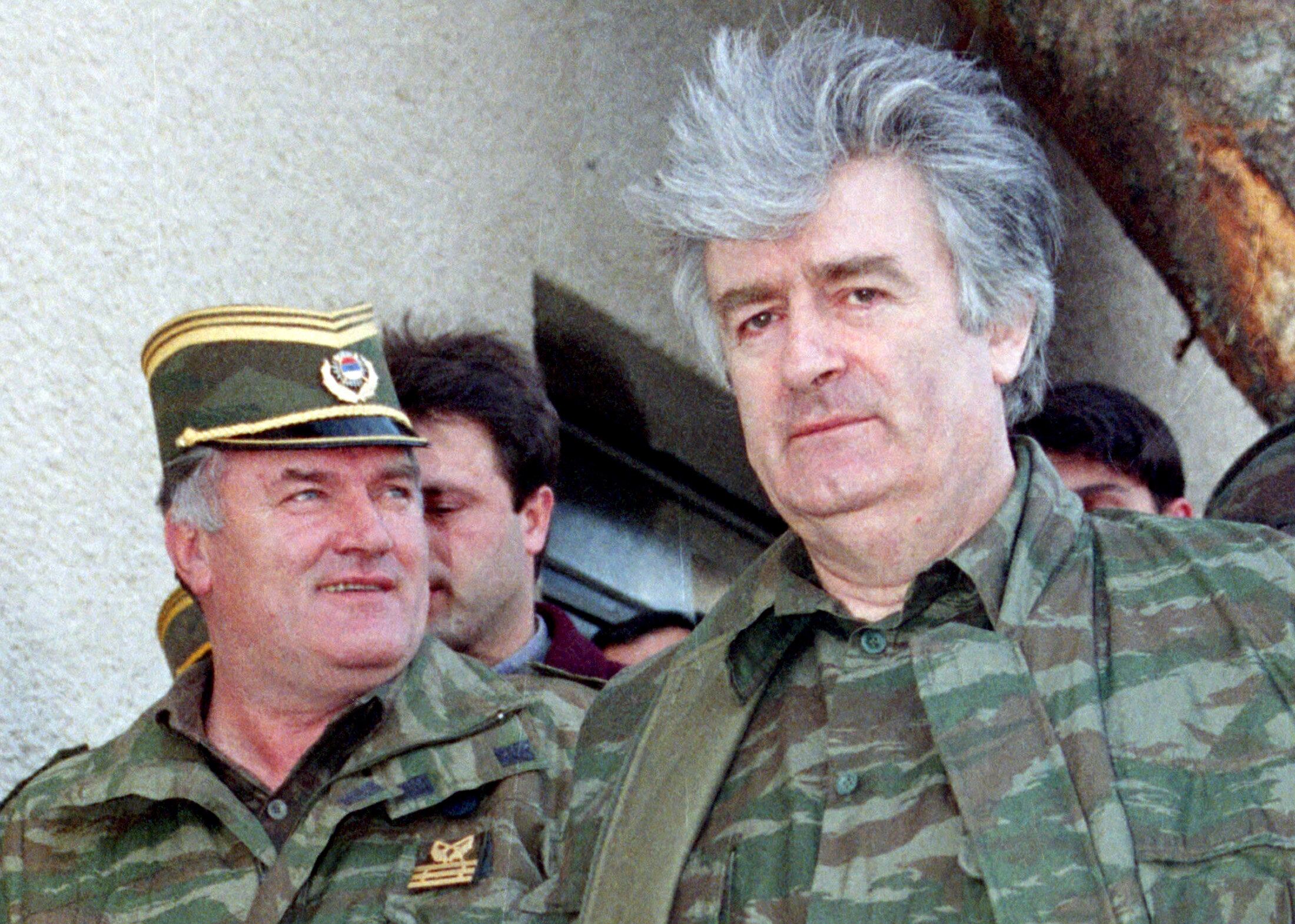El líder serbobosnio Radovan Karadzic (derecha) y el general Ratko Mladic (izquierda) en Banja Luka, en abril de 1995. Ambos fueron condenados a prisión perpetua por el genocidio de bosnios musulmanes en Srebrenica, crímenes de guerra y delitos de lesa humanidad (Associated Press)