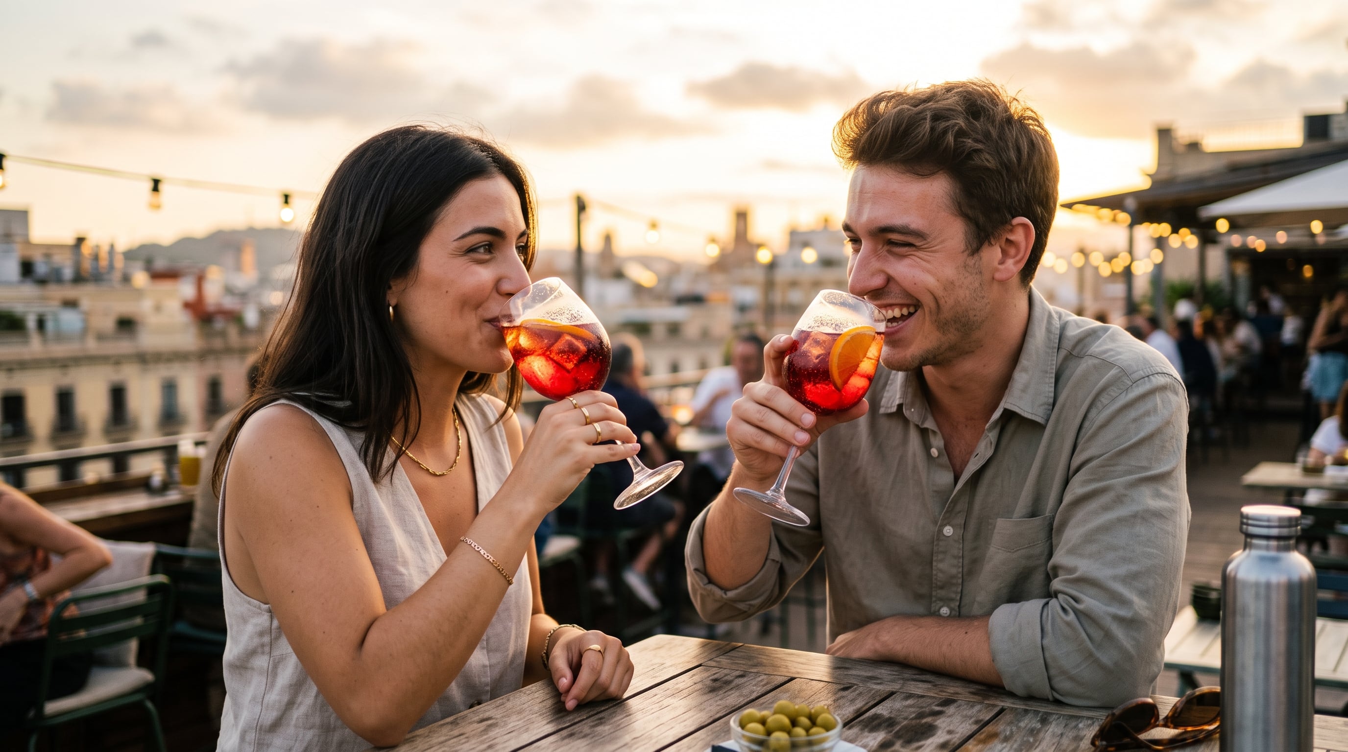 El aperitivo se extendió de bares y restaurantes a los hogares por el auge de la coctelería, las nuevas bebidas y el regreso de una costumbre tradicional. (Imagen Ilustrativa Infobae)