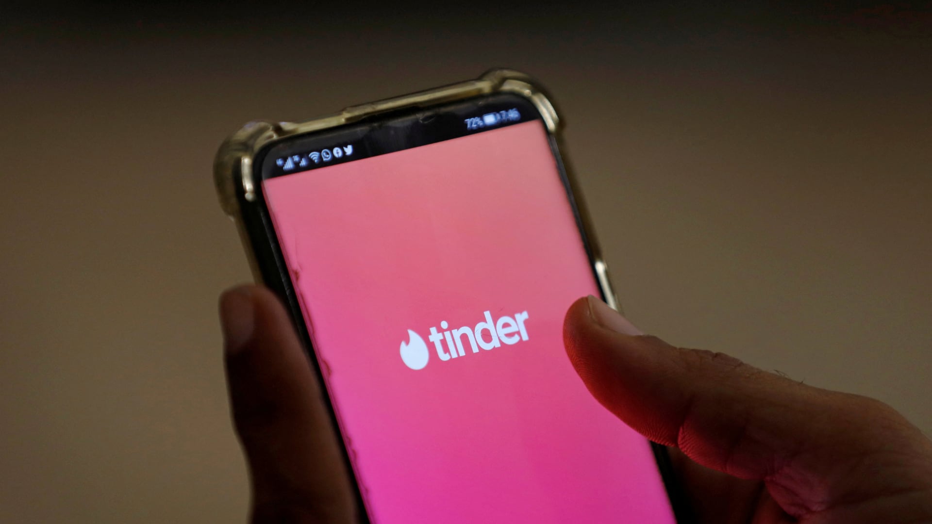Una persona accede a una app de citas. (Reuters)
