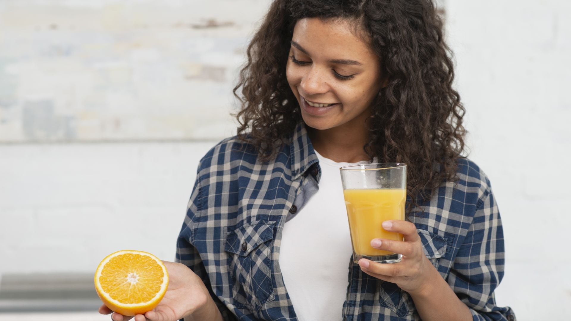 La vitamina C es esencial para el sistema inmunológico humano y debe obtenerse exclusivamente a través de la alimentación (Freepik)
