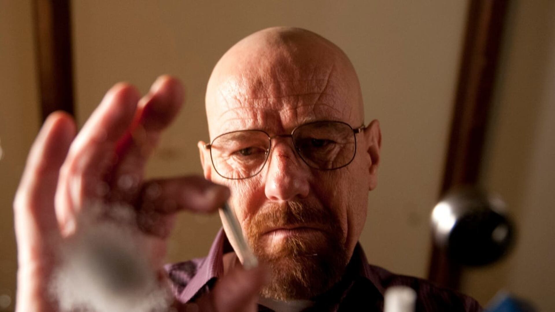La trama de Vince Gilligan sigue a Walter White, un profesor de química que fabrica metanfetamina tras recibir un diagnóstico de cáncer de pulmón. (AMC)