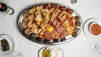 Luis Álvarez, experto en cocido madrileño: “Para evitar que se forme esa capa roja de exceso de grasa, la clave es cocer ingredientes como la morcilla o el chorizo en una cazuela aparte”
