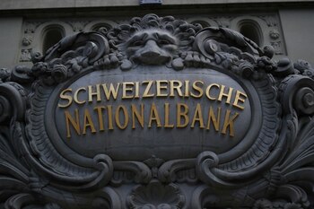 FOTO DE ARCHIVO. Un logo del Banco Nacional Suizo (BNS) en Berna, Suiza. 13 de marzo de 2020. REUTERS/Denis Balibouse