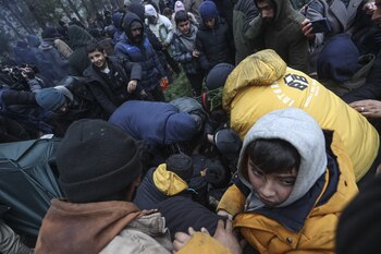 Migrantes luchan por acceder a