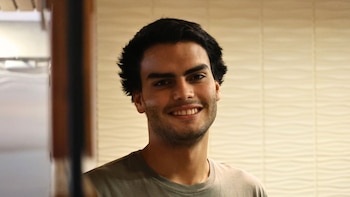 Tomás Suárez Vértiz recordó cómo, siendo niño, creyó que la enfermedad de su padre era un resfriado. (Paula Elizalde/Infobae Perú)