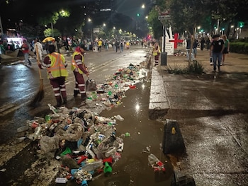 40 toneladas de basura se registraron tras celebración en el Ángel de la Independencia. x.com/SOBSECDMX