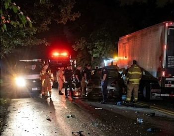 Integrantes del Cuerpo de Bomberos y de la Policía Nacional Civil procesaron la escena del siniestro vial en el cantón El Havillal. (Foto cortesía VMT)