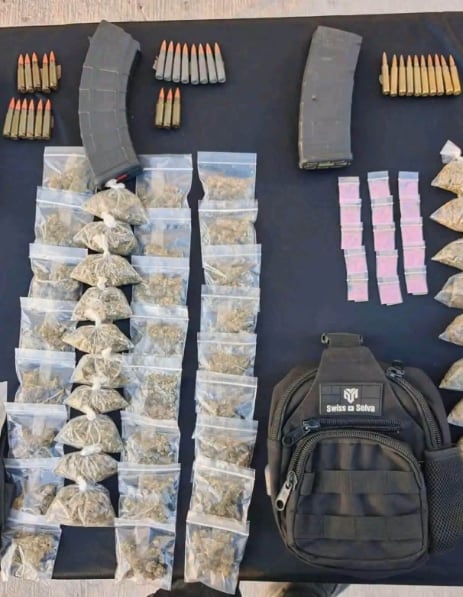 Los presuntos vendedores de drogas fueron encontrados con marihuana y tusi Foto: Autoridades de Monterrey