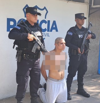 Elvis Saúl Flores Sánchez, miembro de MS-13 previo arrestado por ICE en Estados Unidos, fue recapturado en El Salvador con apoyo de México y enfrenta proceso judicial bajo el régimen de seguridad. (Publicación: Gustavo Villatoro, Ministro de Justicia y Seguridad)