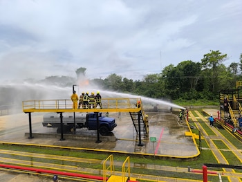 Bomberos industriales desarrollan ejercicios de control de incendios en un vehículo cisterna. (Foto: Infobae)