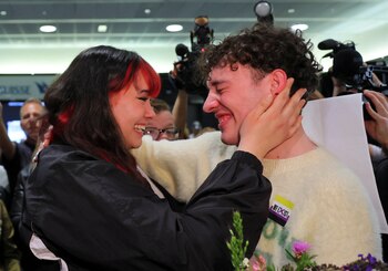 Nemo abrazando a una de