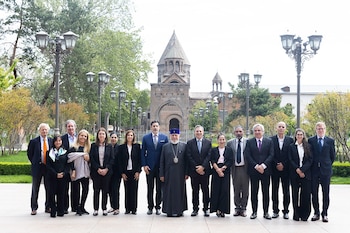 El patriarca Karekín II rodeado