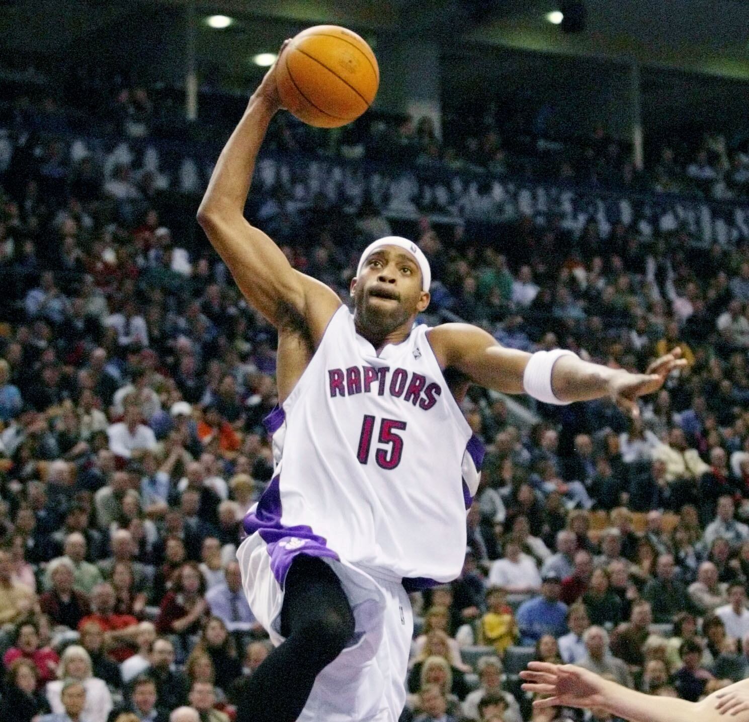 Vince Carter fue la primera figura de alcance internacional de los Raptors y su número 15 fue retirado por la franquicia en 2024 (REUTERS/Andrew Wallace/File Photo)