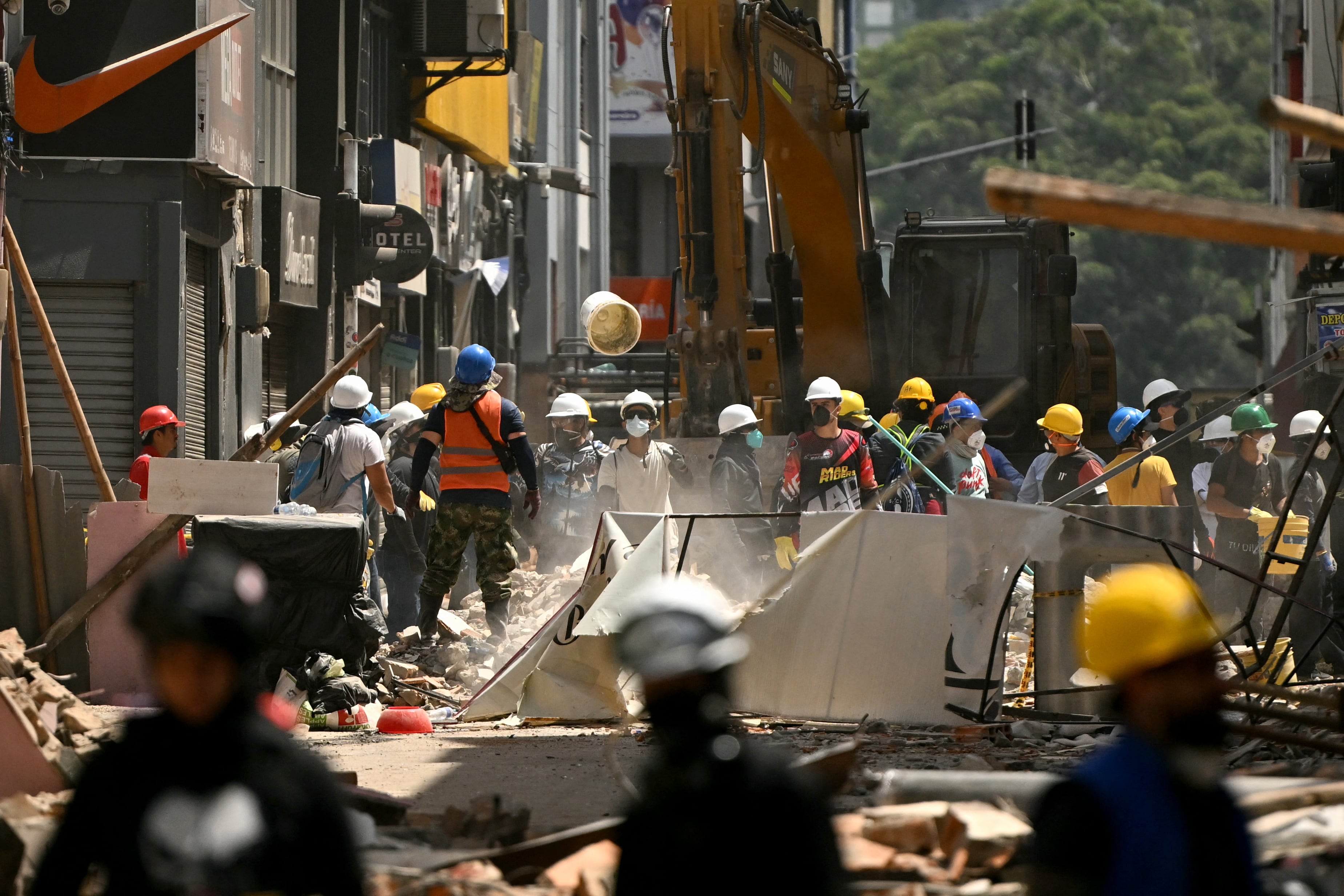 Comercio de Pereira enfrenta graves daños tras el terremoto, con negocios cerrados y afectaciones en la ciudad - crédito Luis Acosta / AFP
