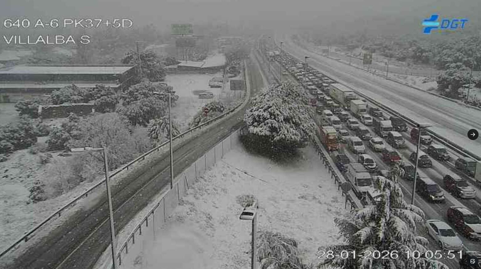 Vista de la carretera Madrid A6 desde Guadarrama hasta Aravaca nevada a primera de este miércoles en Madrid. (DGT/EFE)