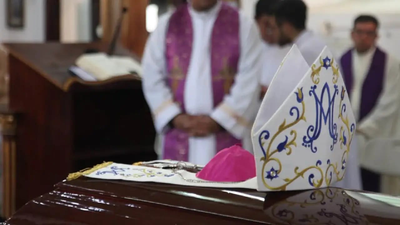 Durante la homilía, Rodríguez recordó que Gómez dedicó su vida al servicio de la Iglesia y de las comunidades que acompañó a lo largo de su ministerio (Foto: Suyapa Medios)
