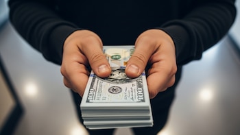 En lo que va del gobierno de Milei, el crédito en dólares creció 12 veces más que el crédito en pesos