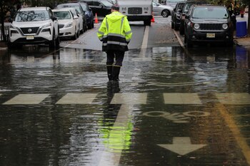 Un hombre permanece de pie