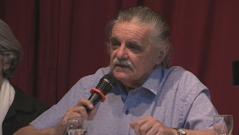 AME3311. BUENOS AIRES (ARGENTINA), 13/02/2019.- El exdirector de la Biblioteca Nacional Horacio González habla durante un acto contra el "proceso golpista" de Venezuela este miércoles en una librería de Buenos Aires (Argentina). Un grupo de intelectuales argentinos pertenecientes al colectivo Carta Abierta, cercano al kirchnerismo, celebraron un acto contra el "proceso golpista" de Venezuela, con la proclamación como presidente interino de Juan Guaidó, y las intenciones "imperiales" de Estados Unidos. EFE/ Mireia Segarra