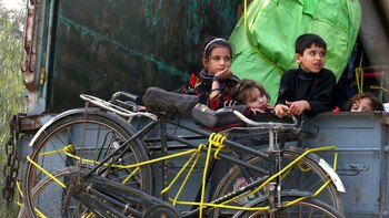 Niños afganos esperan dentro de