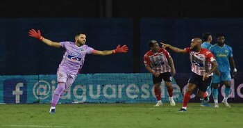 El arquero Sebastián Viera celebra