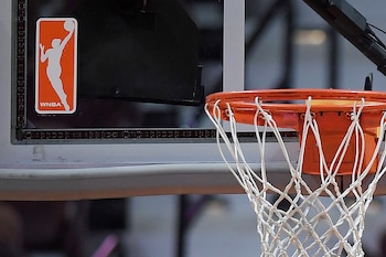 Kaden Lopez, de 18 años, fue arrestado tras lanzar un objeto sexual en pleno partido de la WNBA en Phoenix. (AP Foto/Jessica Hill)