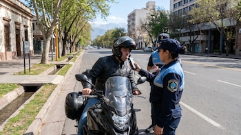 Perdió el control de su moto, dijo que se había cruzado un gato y su test de alcoholemia dio doce veces más que lo permitido