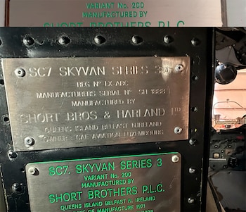 La placa metálica en su