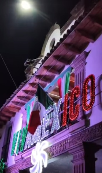El momento ocurrió durante la celebración de la Independencia de México y rápidamente comenzó a circular entre usuarios de redes sociales.