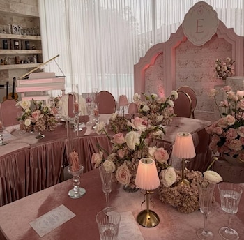 Los tonos pasteles resaltaron con la ropa blanca de los invitados - crédito María Jara / Instagram