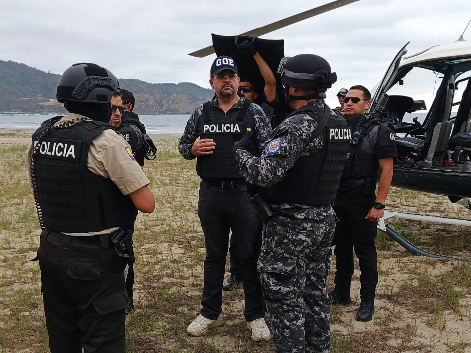 El ministro del Interior, John Reimberg, en diálogo con uniformados de la Policía ecuatoriana
