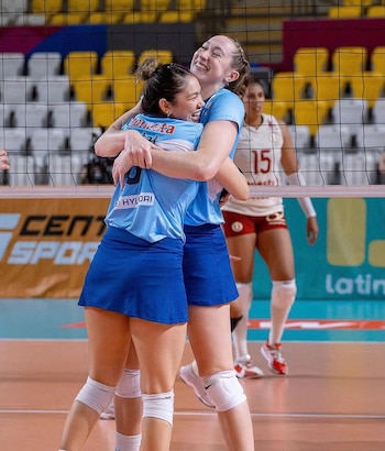 Emily Zinger y Paola Rivera formaron parte de Regatas Lima durante la temporada 2024/25, campaña en la que llegaron hasta la gran final del torneo