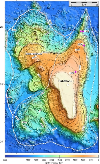 Mapa batimétrico detallado del volcán Pūhāhonu, el volcán en escudo más grande formado en la Tierra en los últimos 60 millones de años. Los rombos magenta muestran la ubicación de los cuatro acarreos de dragado recogidos en Pūhāhonu. Crédito: Garcia