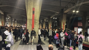 Falla en Tren Suburbano al AIFA ocasiona que pasajeros sean desalojados