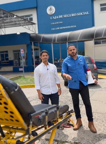 Los diputados José Pérez Barboni y Betserai Richards, frente a las instalaciones de la Caja de Seguro Social. Tomada de Instagram