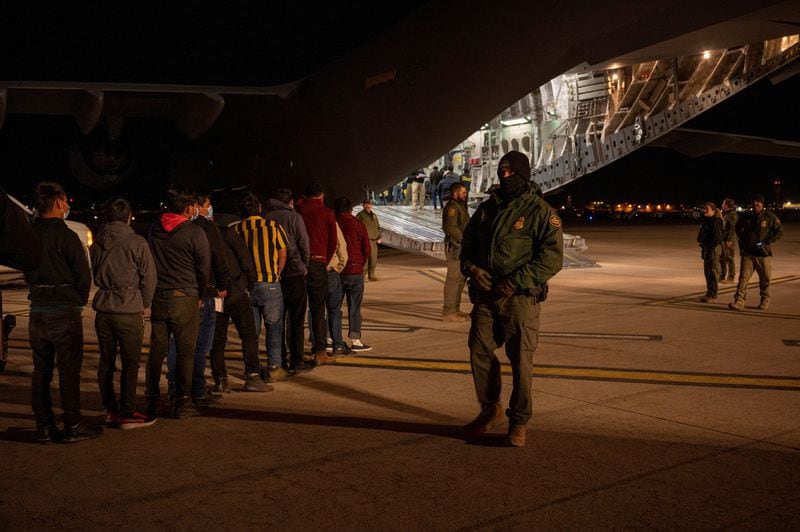 Foto de Archivo: Agentes del Servicio de Aduanas y Protección de Fronteras de EEUU junto a migrantes detenidos en un C-17 Globemaster III de la Fuerza Aérea de EEUU para un vuelo de expulsión en el Aeropuerto Internacional de Tucson en Tucson, Arizona, EEUU. 23 de enero de 2025. Dept. of Defense/Senior Airman Devlin Bishop/Handout via REUTERS ESTA IMAGEN HA SIDO SUMINISTRADA POR TERCEROS