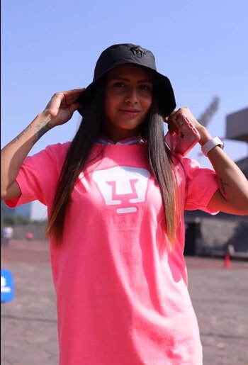 El árbitro muestra una bandera