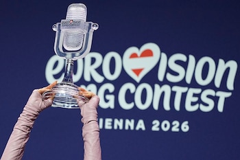 Dara, de Bulgaria, asiste a una conferencia de prensa con el trofeo. (Foto AP/Martin Meissner, archivo)