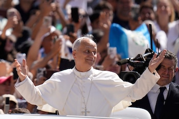 ARCHIVO - El papa León XIV a su llegada a su audiencia semanal en la Plaza de San Pedro, en el Vaticano, el miércoles 4 de junio de 2025. (AP Foto/Gregorio Borgia, Archivo)