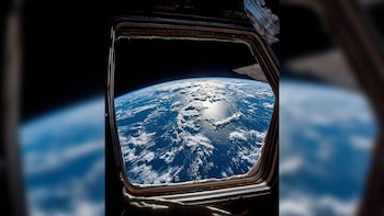 Vista de la Tierra a través de la ventana de una nave espacial. Se observan océanos azules, nubes blancas, la curvatura del planeta y el reflejo del sol en el agua