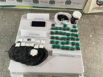 Las autoridades incautaron 36 dosis de marihuana, 12 de cocaína y un teléfono celular durante el procedimiento en Chocó - crédito prensa Armada de Colombia